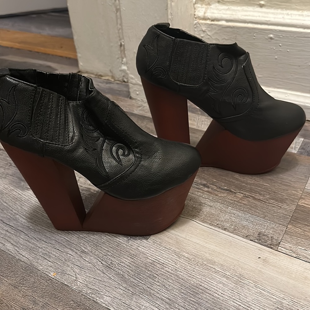 Privileged booties - Picture 2 of 2